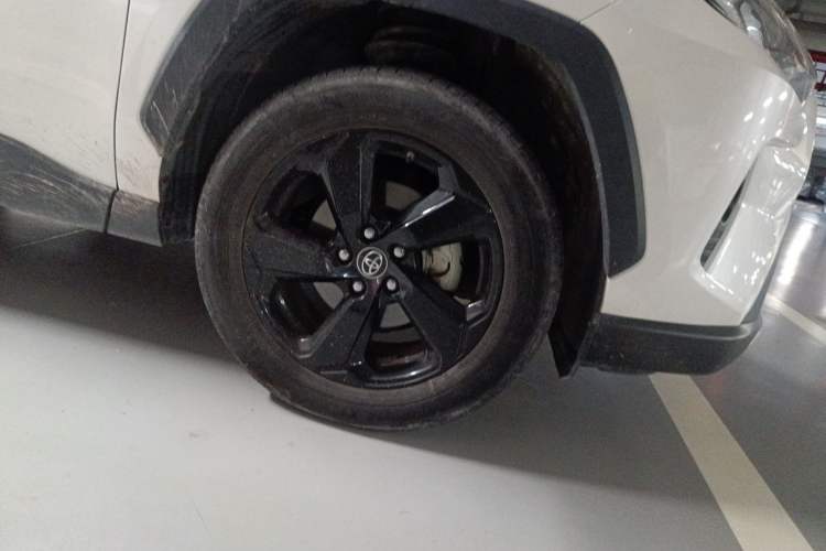 Used Toyota RAV4 2021 Dual-Engine 2.5L E-CVT Four-Wheel Drive Elite PLUS Edition Right Front Wheel Hub