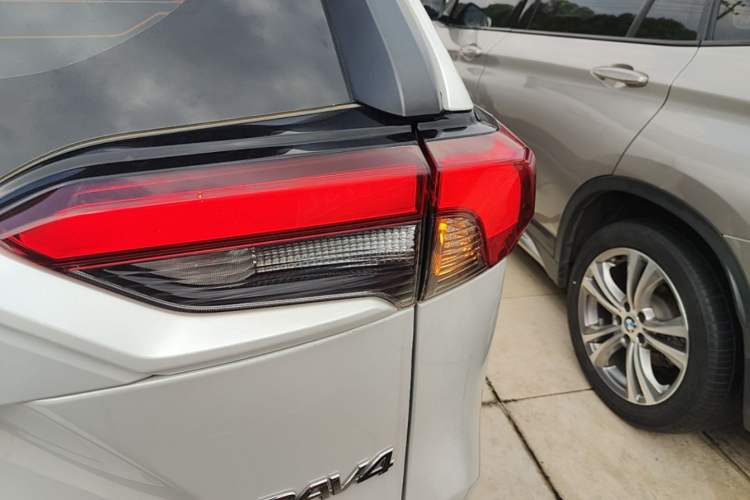 Used Toyota RAV4 2021 2.0L CVT Two-Wheel Drive Fashion PLUS Edition Right Rear Taillight