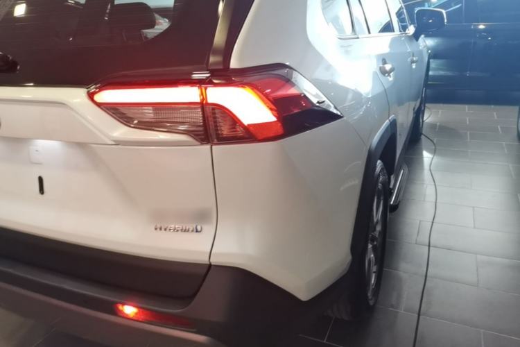 Used Toyota RAV4 2021 Revised Version Dual-Motor Hybrid 2.5L E-CVT Two-Wheel Drive Elite Edition Right Rear Taillight