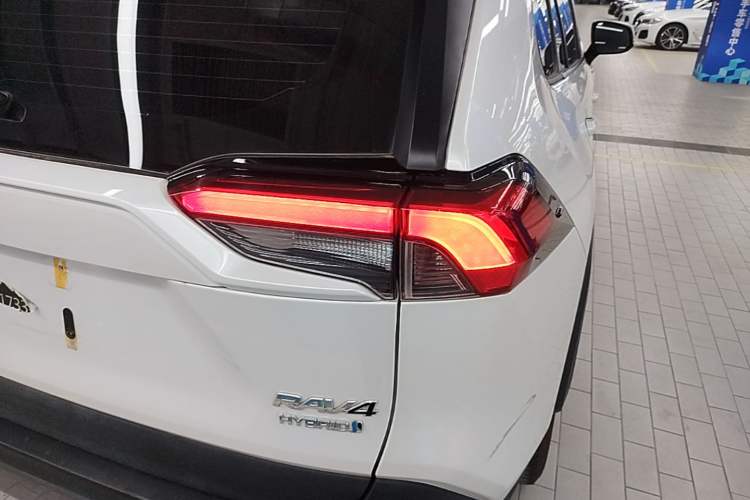 Used Toyota RAV4 2021 Dual-Engine 2.5L E-CVT Two-Wheel Drive Elite Edition Right Rear Taillight