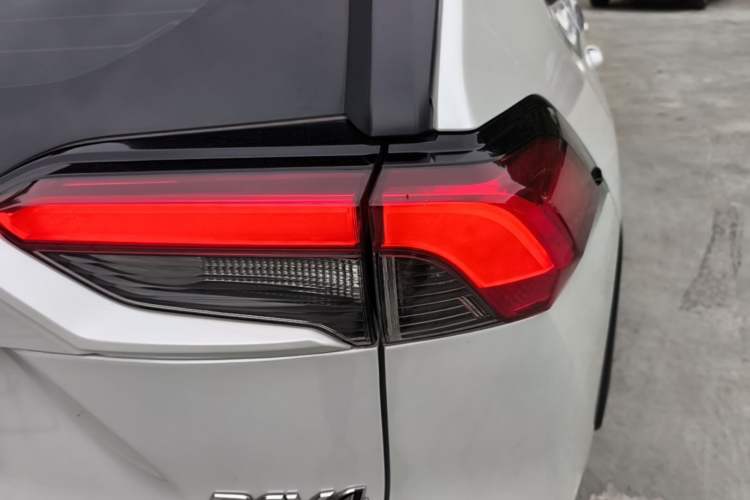 Used Toyota RAV4 2021 Revised Version Dual-Motor Hybrid 2.5L E-CVT 4x4 Elite PLUS Edition Right Rear Taillight