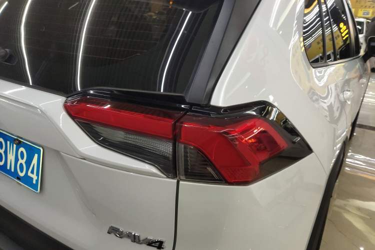 Used Toyota RAV4 2021 2.0L CVT Two-Wheel Drive Fashion Edition Right Rear Taillight