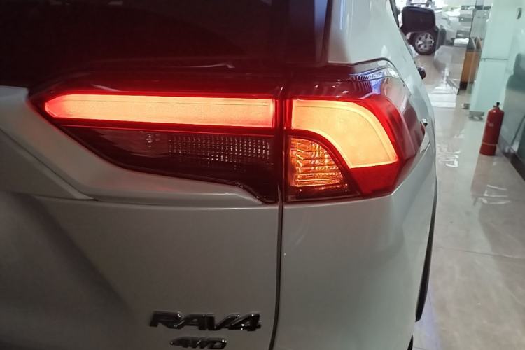 Used Toyota RAV4 2021 2.0L CVT 4x4 Style PLUS Edition Right Rear Taillight