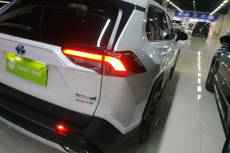 Used Toyota RAV4 2021 Dual-Engine 2.5L E-CVT Four-Wheel Drive Elite PLUS Edition Right Rear Taillight