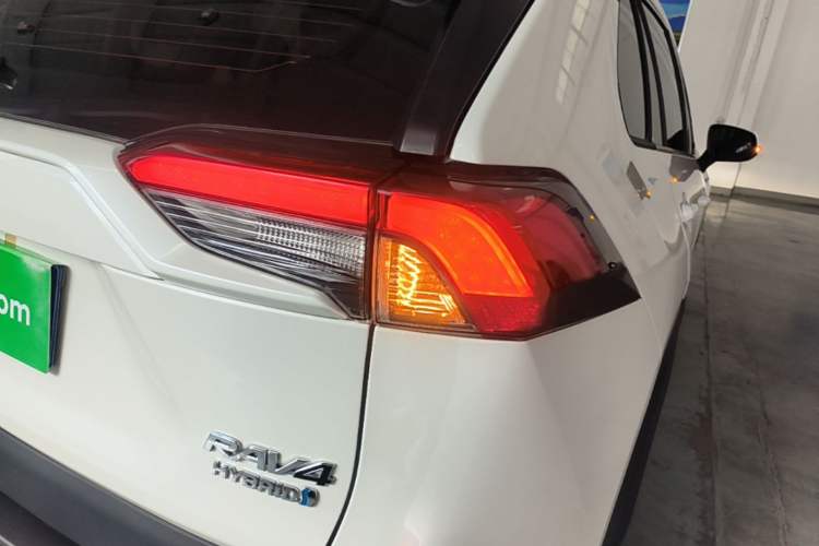 Used Toyota RAV4 2021 Revised Version Dual-Motor Hybrid 2.5L E-CVT Two-Wheel Drive Elite Edition Right Rear Taillight