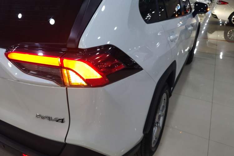 Used Toyota RAV4 2021 2.0L CVT Two-Wheel Drive Fashion PLUS Edition Right Rear Taillight