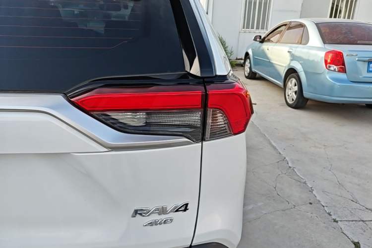 Used Toyota RAV4 2021 2.0L CVT Four-Wheel Drive Premium Edition Right Rear Taillight
