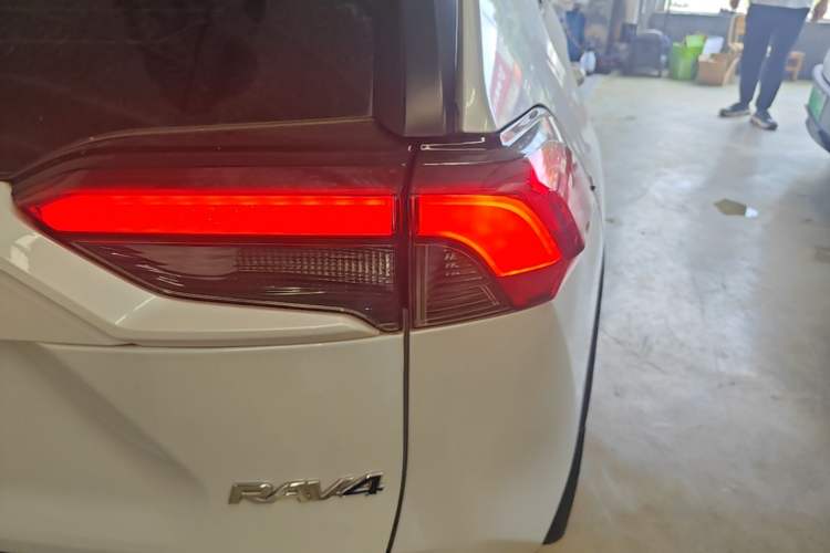Used Toyota RAV4 2021 2.0L CVT Two-Wheel Drive Fashion PLUS Edition Right Rear Taillight