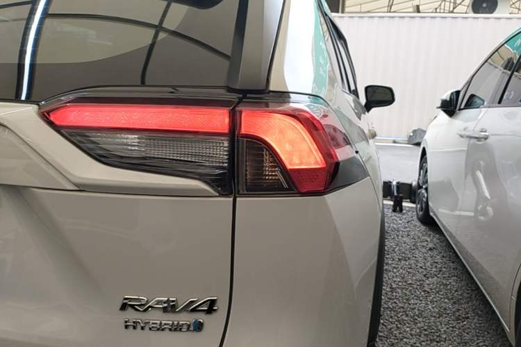 Used Toyota RAV4 2021 Revised Version Dual-Motor Hybrid 2.5L E-CVT Two-Wheel Drive Elite Edition Right Rear Taillight