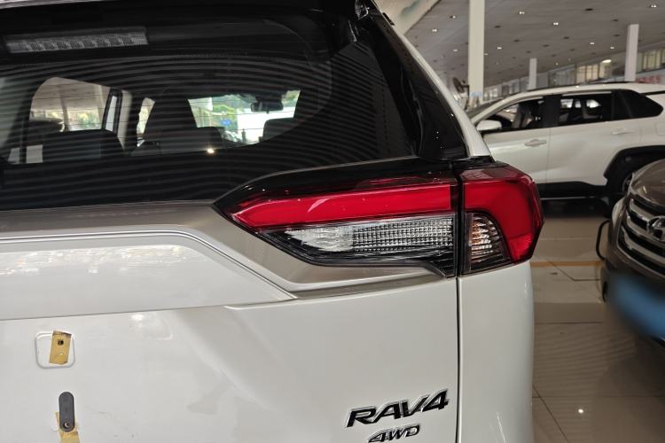 Used Toyota RAV4 2021 2.0L CVT Four-Wheel Drive Premium Edition Right Rear Taillight