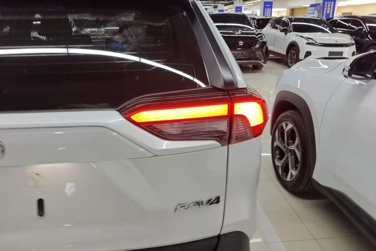 Used Toyota RAV4 2021 2.0L CVT Two-Wheel Drive Fashion PLUS Edition Right Rear Taillight