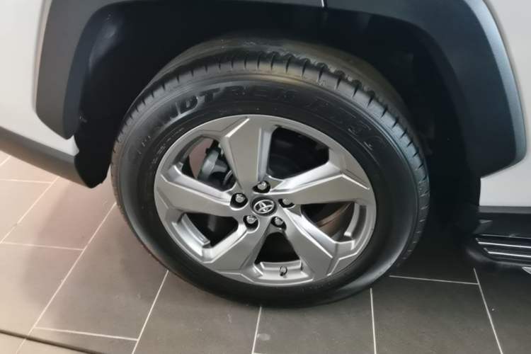 Used Toyota RAV4 2021 Revised Version Dual-Motor Hybrid 2.5L E-CVT Two-Wheel Drive Elite Edition Right Rear Wheel Hub
