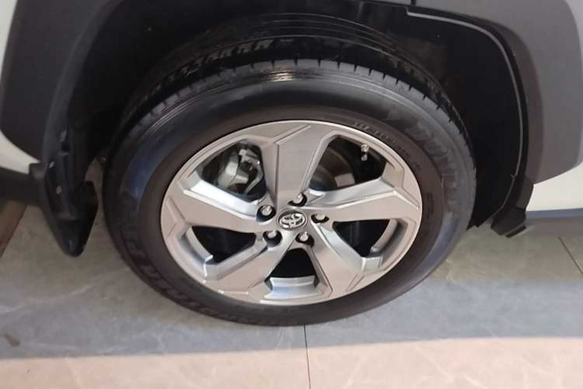 Used Toyota RAV4 2021 2.0L CVT 4x4 Style PLUS Edition Right Rear Wheel Hub