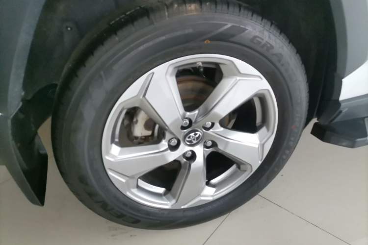 Used Toyota RAV4 2021 2.0L CVT 4x4 Style PLUS Edition Right Rear Wheel Hub