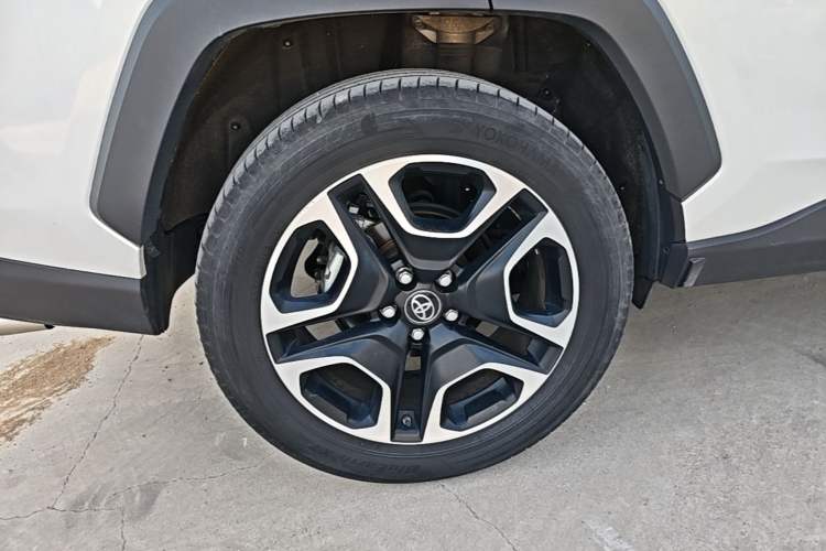 Used Toyota RAV4 2021 2.0L CVT Four-Wheel Drive Premium Edition Right Rear Wheel Hub