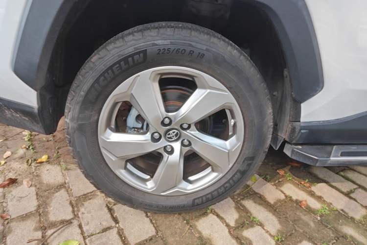 Used Toyota RAV4 2021 Dual-Engine 2.5L E-CVT Two-Wheel Drive Elite Edition Right Rear Wheel Hub