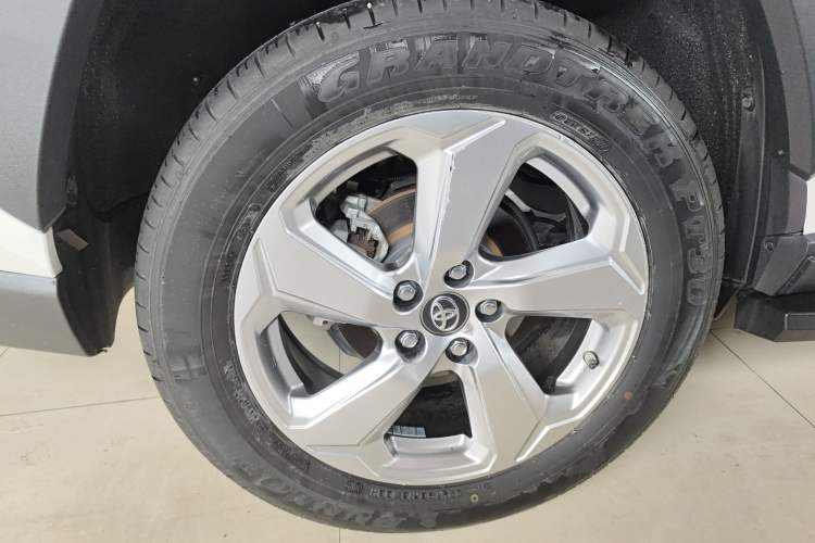 Used Toyota RAV4 2021 Dual-Engine 2.5L E-CVT Two-Wheel Drive Elite Edition Right Rear Wheel Hub