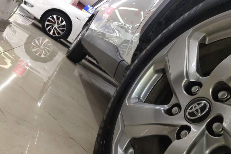 Used Toyota RAV4 2021 2.0L CVT Two-Wheel Drive Fashion Edition Right Side Sill