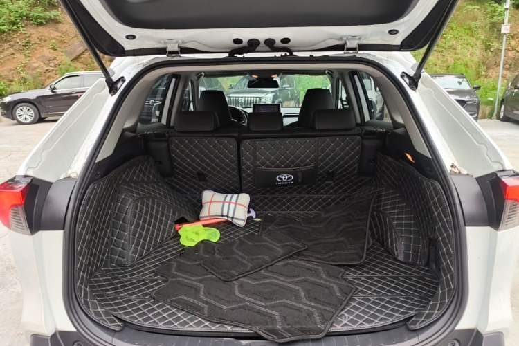 Used Toyota RAV4 2021 Revised Version Dual-Motor Hybrid 2.5L E-CVT 4x4 Elite PLUS Edition Trunk