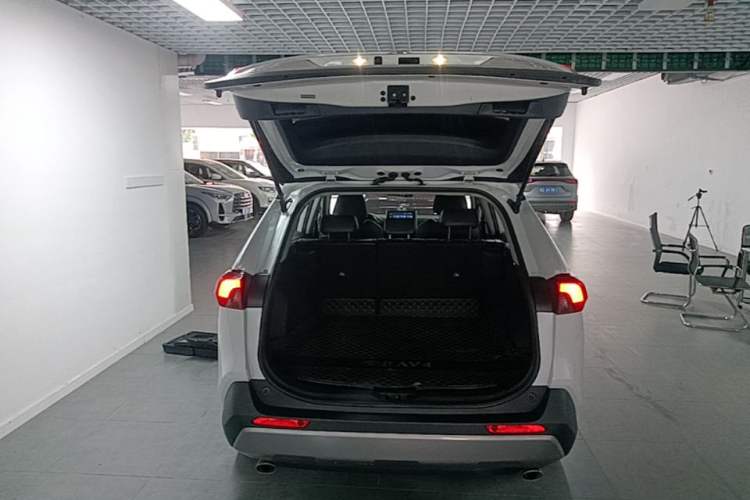 Used Toyota RAV4 2021 2.0L CVT Two-Wheel Drive Fashion PLUS Edition Trunk