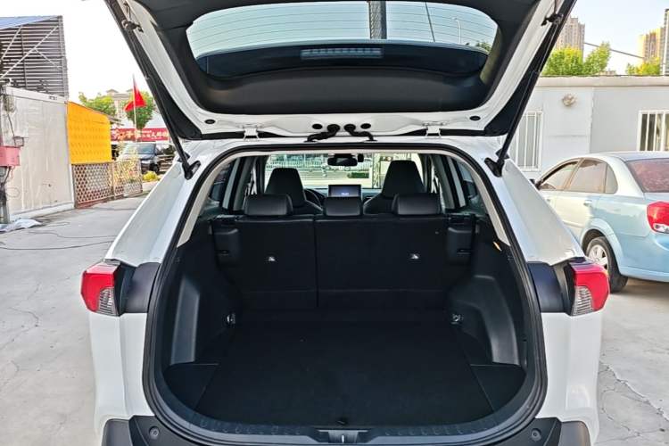 Used Toyota RAV4 2021 2.0L CVT Four-Wheel Drive Premium Edition Trunk
