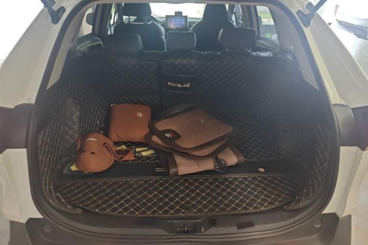 Used Toyota RAV4 2021 2.0L CVT Two-Wheel Drive Fashion PLUS Edition Trunk
