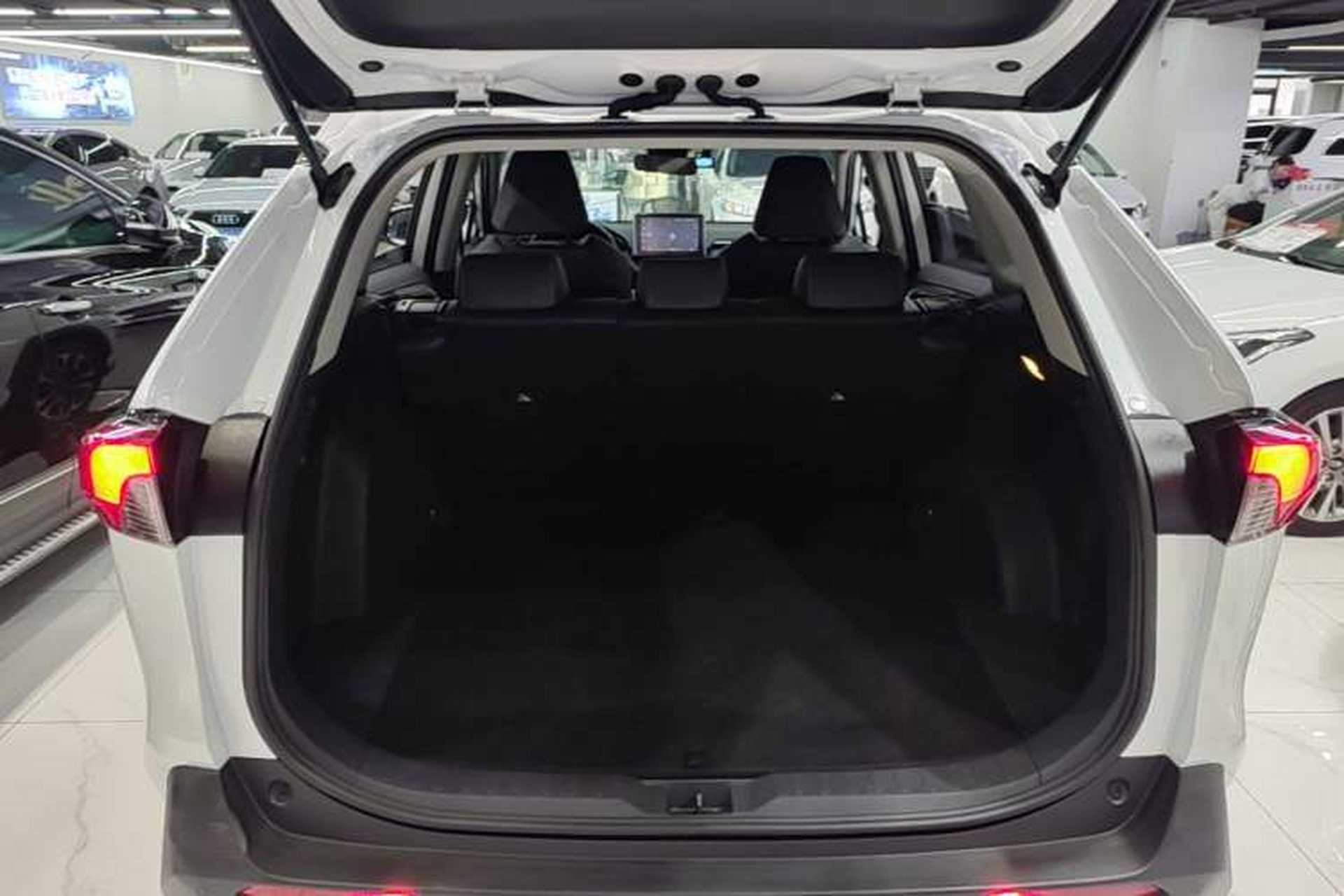 Used Toyota RAV4 2021 2.0L CVT Four-Wheel Drive Premium Edition Trunk
