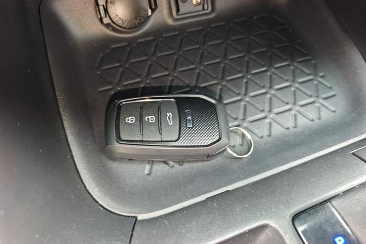 Used Toyota RAV4 2021 2.0L CVT Two-Wheel Drive Fashion Edition Vehicle Key