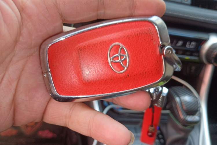 Used Toyota RAV4 2021 2.0L CVT Two-Wheel Drive Fashion Edition Vehicle Key