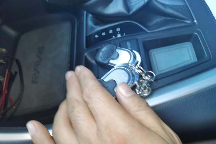 Used Toyota RAV4 2021 2.0L CVT Two-Wheel Drive Fashion Edition Vehicle Key