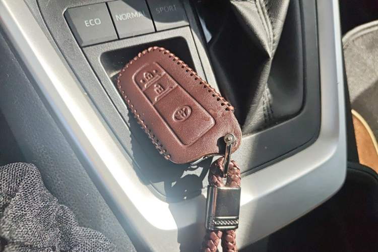 Used Toyota RAV4 2021 2.0L CVT Two-Wheel Drive Fashion Edition Vehicle Key