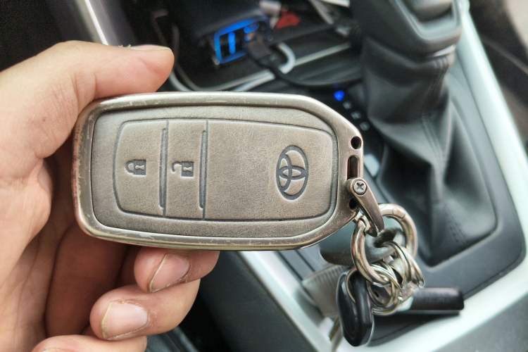 Used Toyota RAV4 2021 Dual-Engine 2.5L E-CVT Two-Wheel Drive Elite Edition Vehicle Key