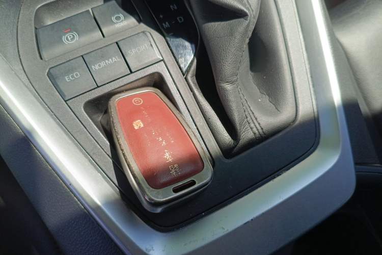 Used Toyota RAV4 2021 2.0L CVT Two-Wheel Drive Fashion Edition Vehicle Key