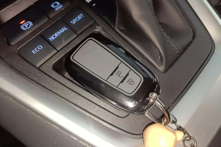 Used Toyota RAV4 2021 2.0L CVT Two-Wheel Drive Fashion Edition Vehicle Key