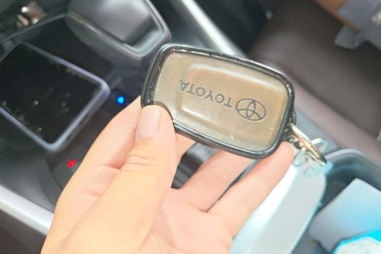 Used Toyota RAV4 2021 2.0L CVT Two-Wheel Drive Fashion Edition Vehicle Key