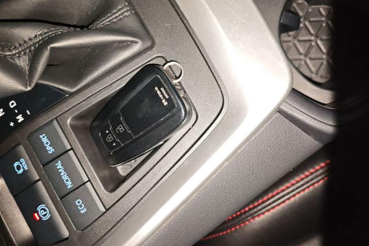 Used Toyota RAV4 2021 2.0L CVT Two-Wheel Drive Fashion Edition Vehicle Key