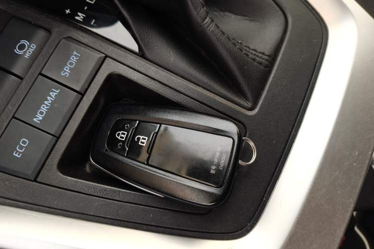 Used Toyota RAV4 2021 2.0L CVT Two-Wheel Drive Fashion Edition Vehicle Key