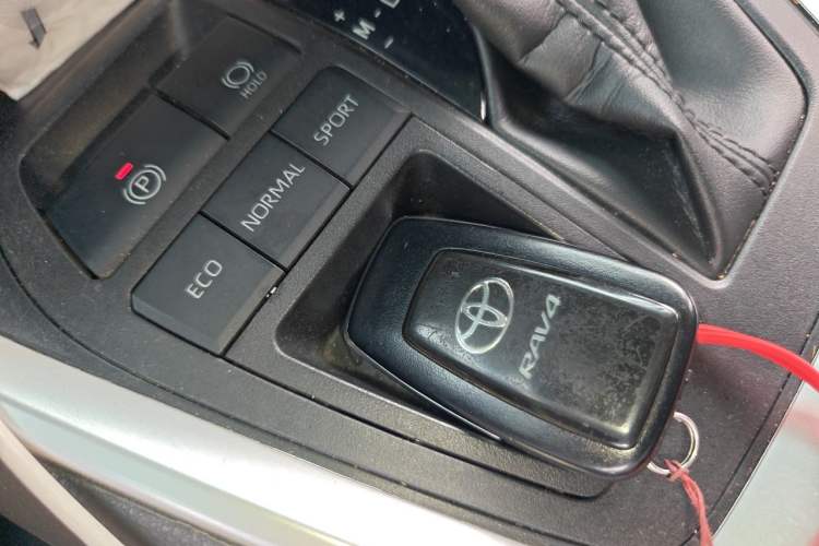 Used Toyota RAV4 2021 2.0L CVT Two-Wheel Drive Fashion Edition Vehicle Key