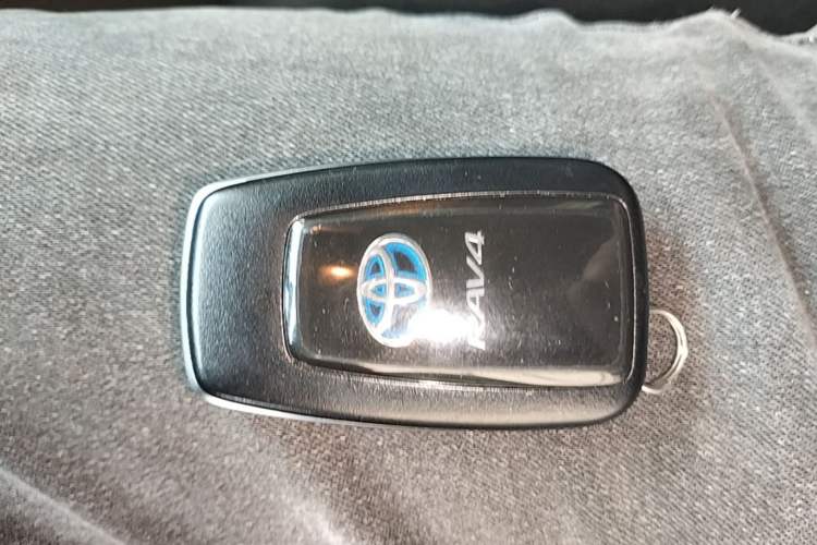 Used Toyota RAV4 2021 Revised Version Dual-Motor Hybrid 2.5L E-CVT Two-Wheel Drive Elite Edition Vehicle Key