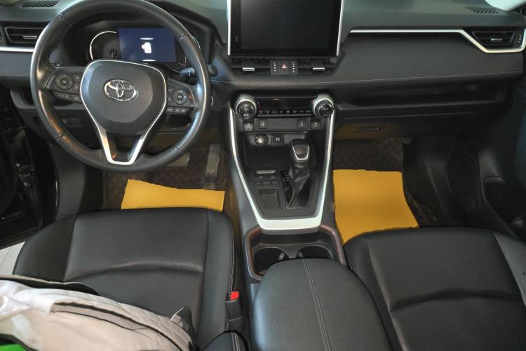 Used Toyota RAV4 2022 2.0L CVT Two-Wheel Drive Fashion Plus Edition Center Console