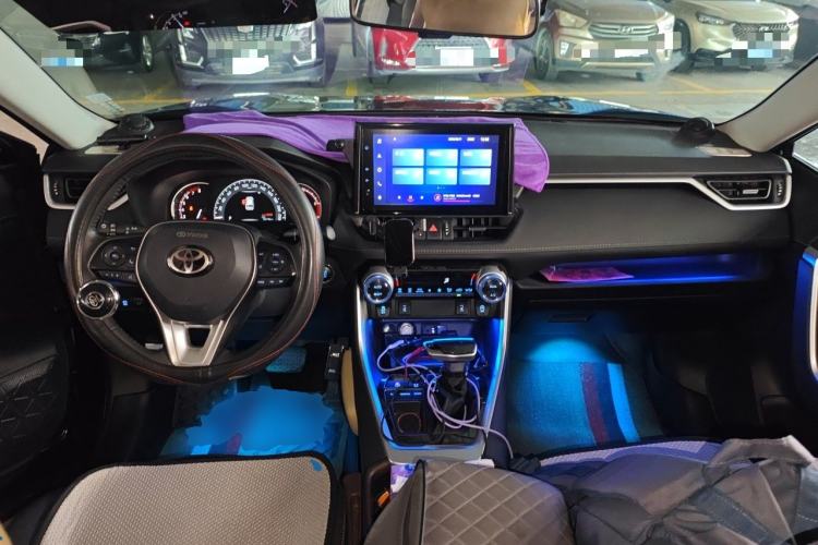 Used Toyota RAV4 2022 2.0L CVT Two-Wheel Drive Fashion Plus Edition Center Console