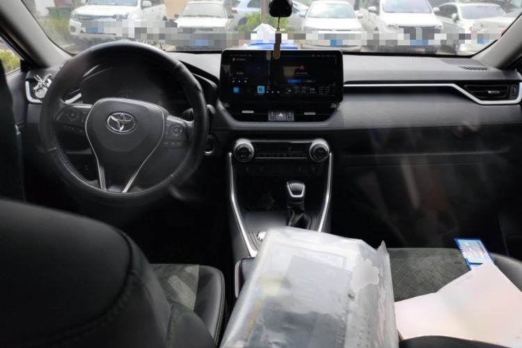 Used Toyota RAV4 2022 2.0L CVT 4x4 Style Plus Edition Center Console