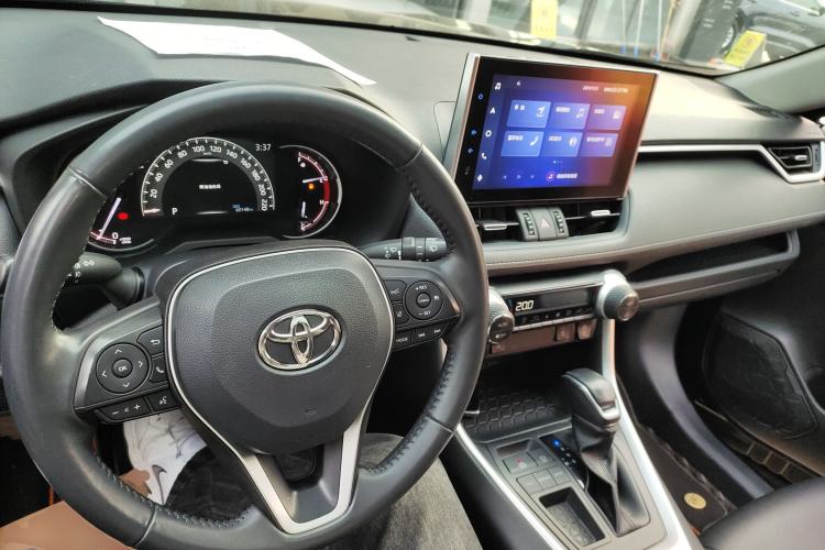 Used Toyota RAV4 2022 2.0L CVT Two-Wheel Drive Fashion Plus Edition Center Console