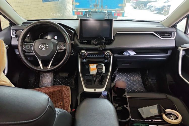 Used Toyota RAV4 2022 2.0L CVT Two-Wheel Drive Fashion Edition Center Console