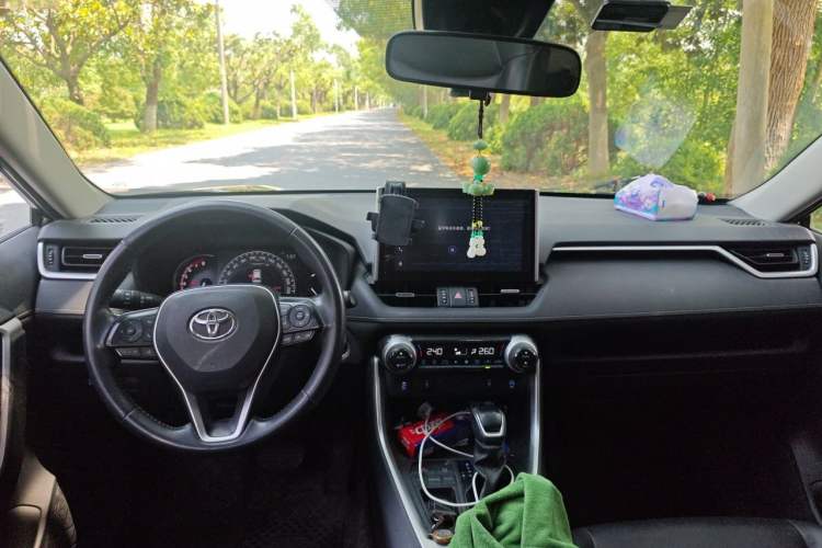 Used Toyota RAV4 2022 2.0L CVT Two-Wheel Drive Fashion Plus Edition Center Console