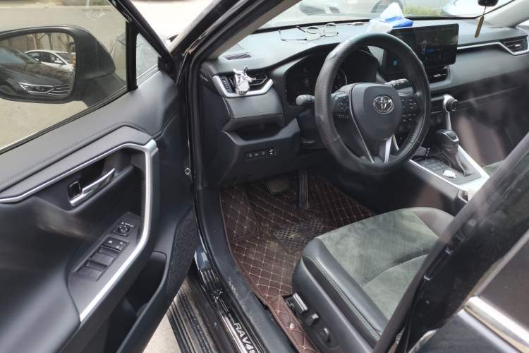 Used Toyota RAV4 2022 2.0L CVT 4x4 Style Plus Edition Driver Seat