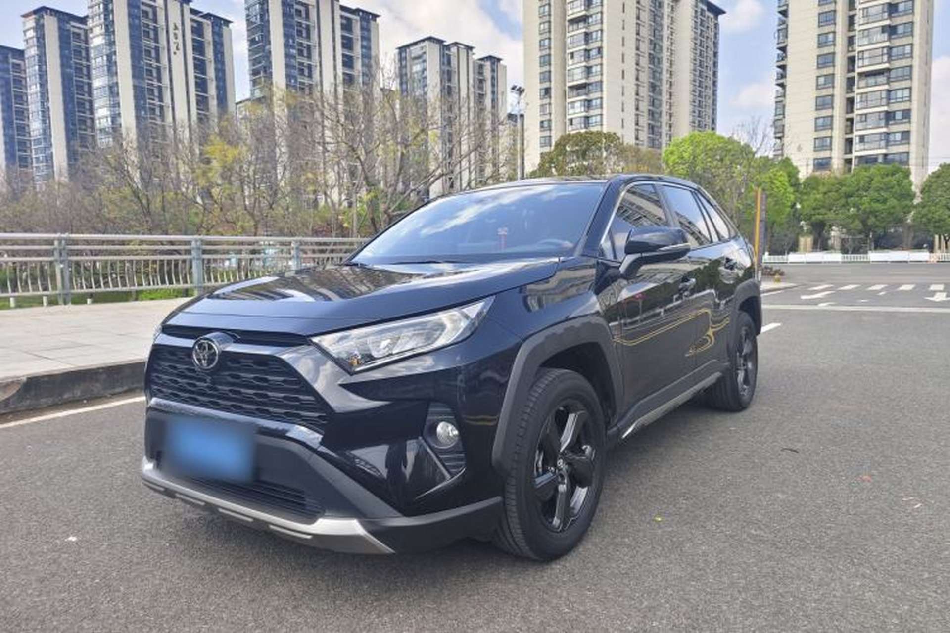 Used Toyota RAV4 2022 2.0L CVT 4x4 Fashion Edition Front Left 45 Deg