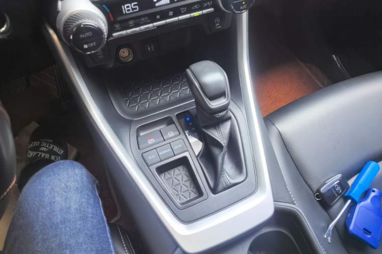 Used Toyota RAV4 2022 2.0L CVT Two-Wheel Drive Fashion Edition Gear Lever