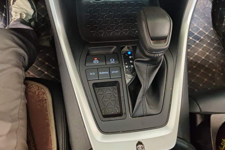 Used Toyota RAV4 2022 2.0L CVT Two-Wheel Drive Fashion Edition Gear Lever