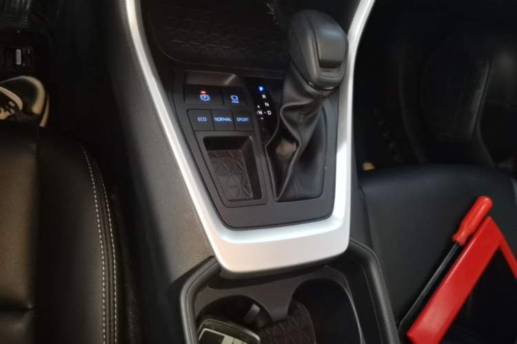 Used Toyota RAV4 2022 2.0L CVT Two-Wheel Drive Fashion Edition Gear Lever